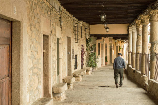 arcade (public space) in the village of cuacos de yuste, western spain - 2113 imagens e fotografias de stock