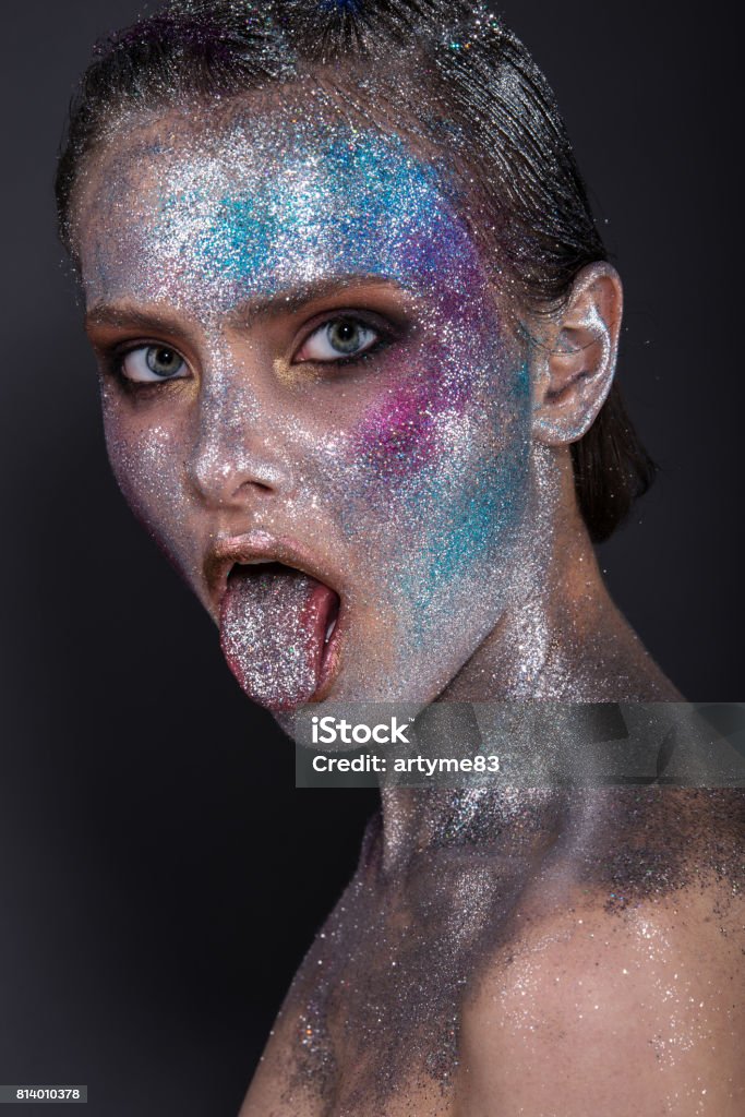 avis Reservere Eller Fashion Model With Bright Makeup And Colorful Glitter And Sparkles On Her  Face And Body Stock Photo - Download Image Now - iStock