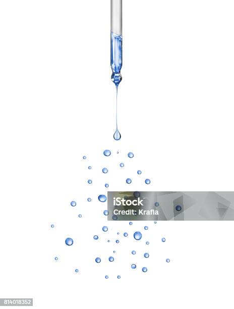 Photo libre de droit de Gros Plan Du Comptegouttes Avec Chute Tombe Sur Fond Blanc banque d'images et plus d'images libres de droit de Pipette