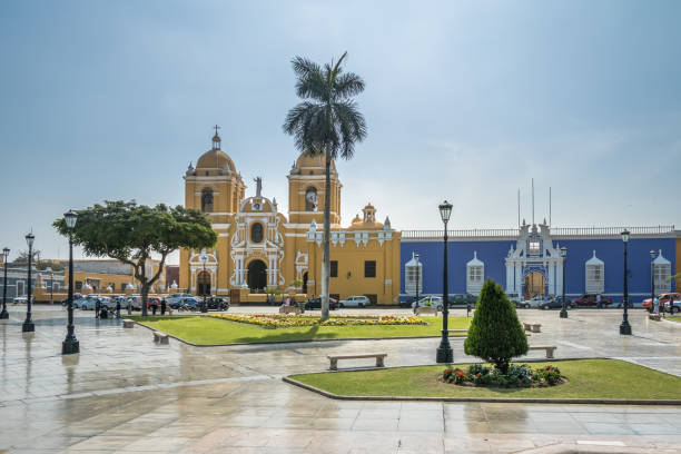 main square (plaza de armas) and cathedral - trujillo, peru - traditional culture religion church travel imagens e fotografias de stock