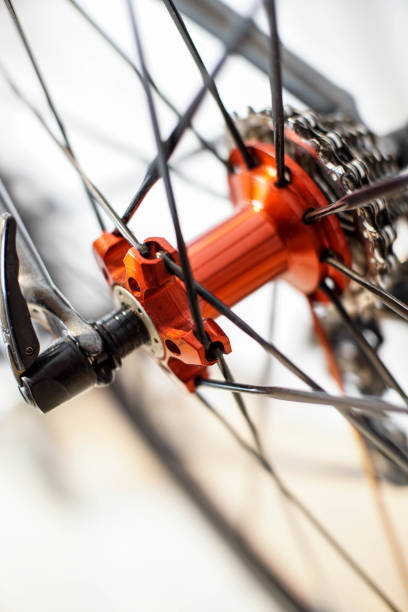 close-up do cubo de roda traseira da bicicleta com liberação rápida - bicycle racing bicycle isolated red - fotografias e filmes do acervo