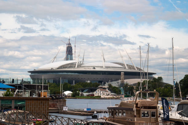 el nuevo estadio de fútbol en isla krestovsky y la construcción de un centro de lahta el rascacielos. - confederations cup fotografías e imágenes de stock