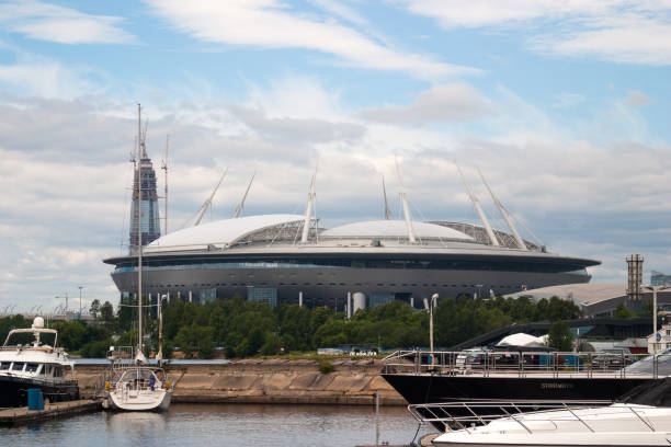 el nuevo estadio de fútbol en isla krestovsky y la construcción de un centro de lahta el rascacielos. - confederations cup fotografías e imágenes de stock