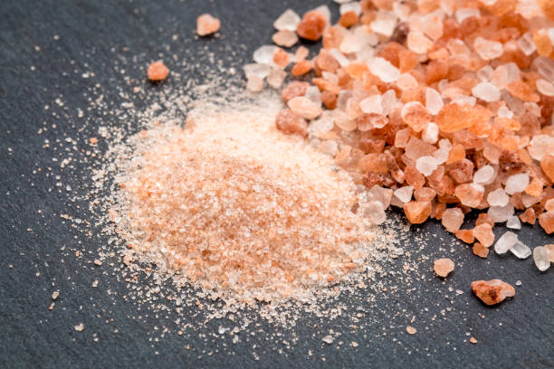 sal del himalaya rosada fina y gruesa - salt ingredient rough food fotografías e imágenes de stock