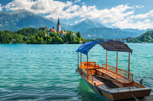 famoso resort termale lago di bled. slovenia - santa maria church foto e immagini stock