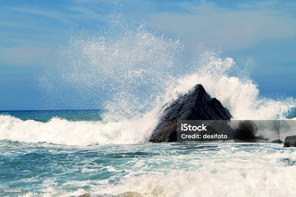 Scenic water splash and a rock in ocean Beautiful, breathtaking and attractive rocks and water splash in ocean in Sandymouth area, Cornwall, UK. Suitable to use as wallpapers and backgrounds for nature lovers. Rock - Object Stock Photo