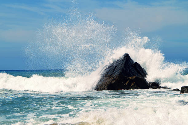 respingos de água cênica e uma pedra no oceano - coastline uk cornwall england rock - fotografias e filmes do acervo