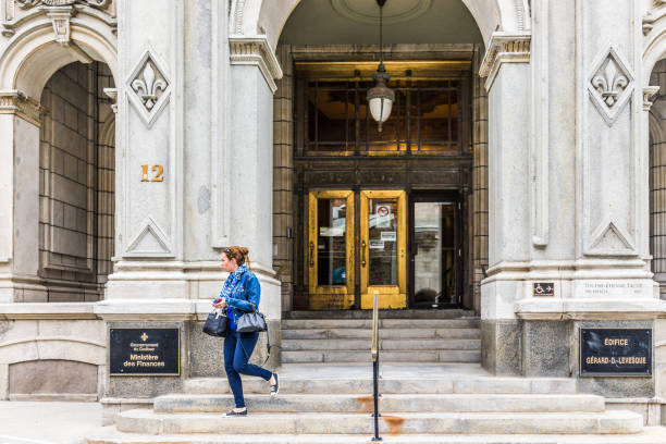 vieille ville de rue avec l’entrée au ministère des finances collectivités hôtel chateau frontenac avec femme qui marche par - 2532 photos et images de collection