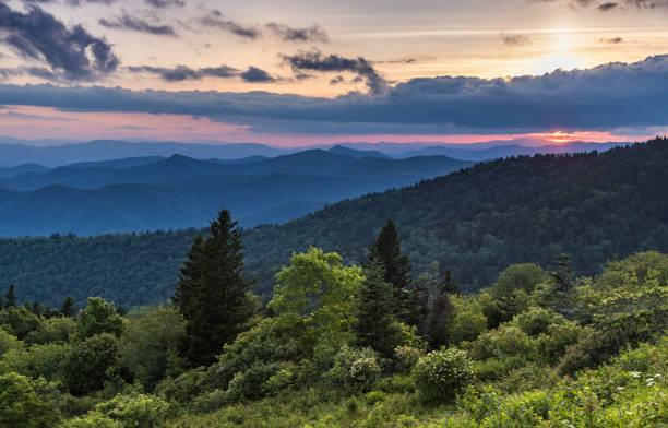 atardecer en las montañas blue ridge - blue ridge mountains mountain range north carolina tennessee fotografías e imágenes de stock