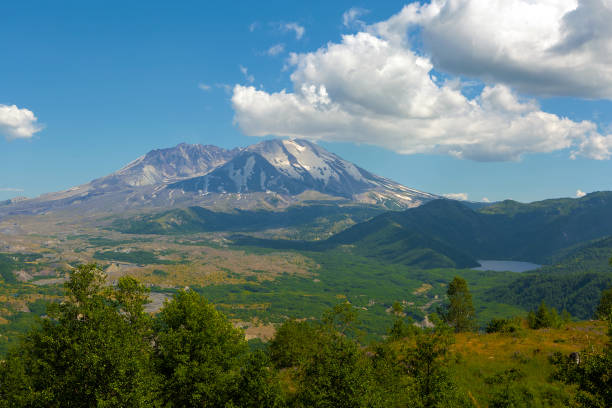 istock Moutn Saint helens and Castle Lake 814116124