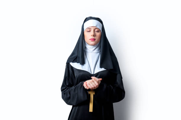 joven monja grave con cruz - nun praying clergy women fotografías e imágenes de stock