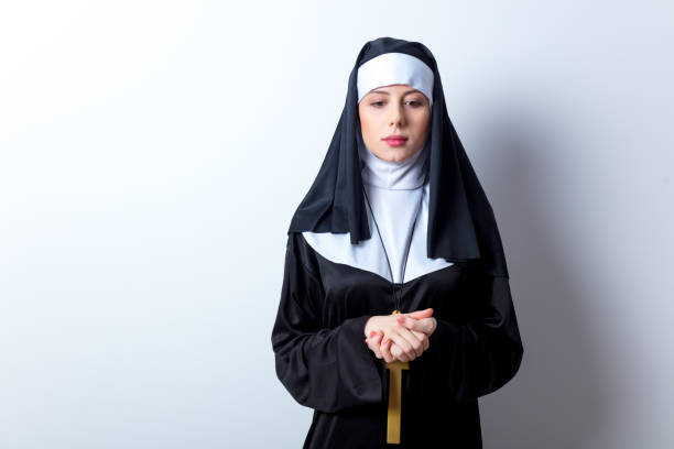 joven monja grave con cruz - nun praying clergy women fotografías e imágenes de stock