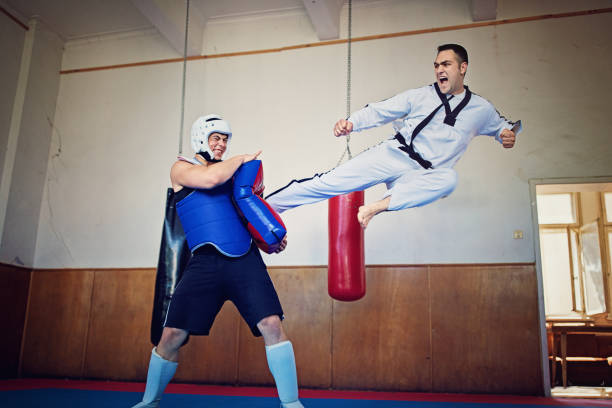 fight club sotterraneo nella vecchia palestra desolata - kicking tae kwon do martial arts flying foto e immagini stock
