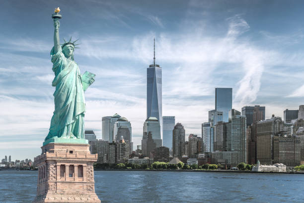 la estatua de la libertad con el fondo de world trade center, ciudad de monumentos históricos de nueva york - new york city skyline new york state freedom fotografías e imágenes de stock