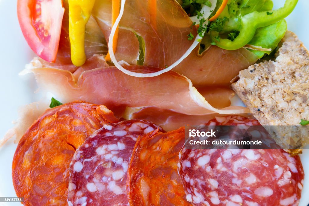 Plato de embutidos y ensalada - Foto de stock de Alimento libre de derechos