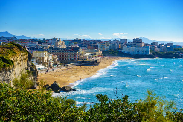 biarritz grande plage in frankreich - baskenland stock-fotos und bilder