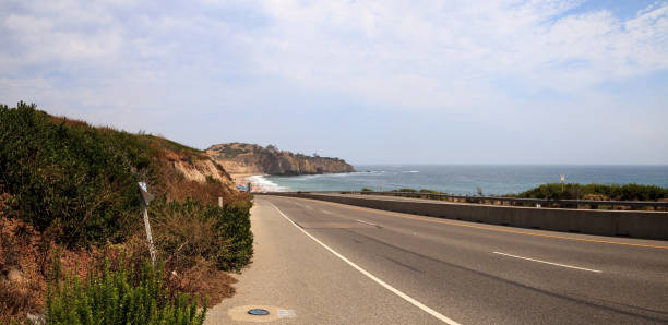 blauer himmel über die äußersten südende des crystal cove beach - orange county california beach stock-fotos und bilder