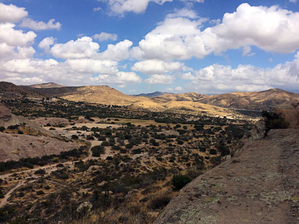 cloudy day at vasquez - vasquez rocks imagens e fotografias de stock