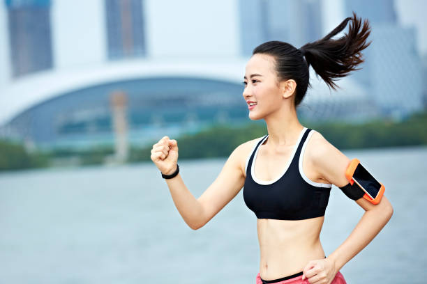 jovem mulher asiática, correr ao ar livre - lake asia young women beautiful people - fotografias e filmes do acervo