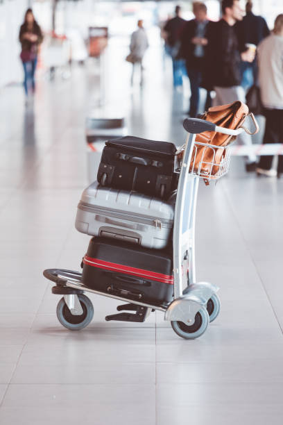 flughafen-gepäck-trolley mit koffer - luggage cart stock-fotos und bilder