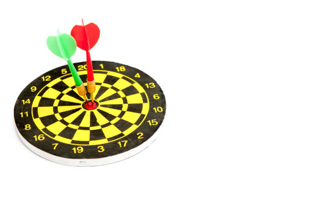 dart bordo de - dartboard target bulls eye sport - fotografias e filmes do acervo