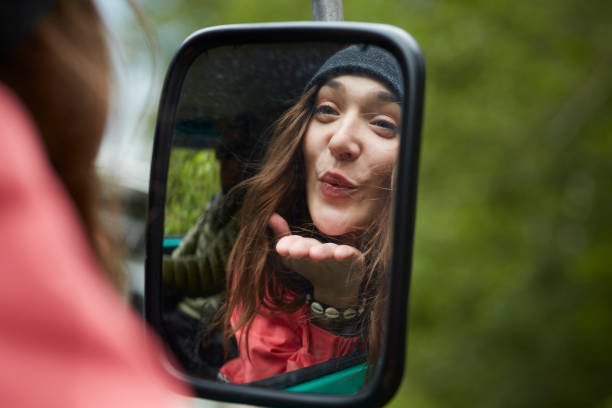 odbicie lusterka bocznego młodej kobiety w samochodzie - mirror women kissing human face zdjęcia i obrazy z banku zdjęć