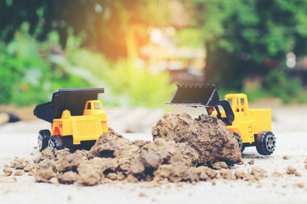 砂と土とコンクリートの床の上におもちゃの車をトラックの冒険緑環境建設機械作業、建築コンセプト、選択と集中で�ぼかし。 - semi soft ストックフォトと画像