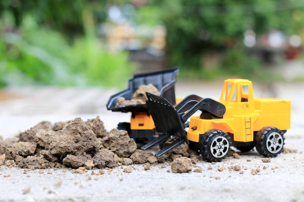 砂と土とコンクリートの床の上におもちゃの車をトラックの冒険緑環境建設機械作業、建築コンセプト、選択と集中でぼかし。 - semi soft ストックフォトと画像