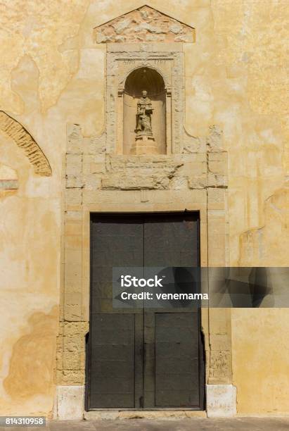 Puerta De La Iglesia En El Centro Histórico De Xátiva España Foto de stock y más banco de imágenes de Aldea - iStock Puerta De La Iglesia En El Centro Histórico De Xátiva España Foto de stock y más banco de imágenes de Aldea - iStock
