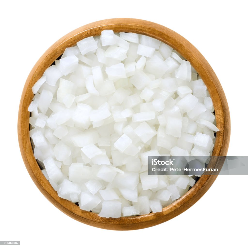 흰색 위에 나무 그릇에 흰 양파 큐브 - 로열티 프리 양파 스톡 사진