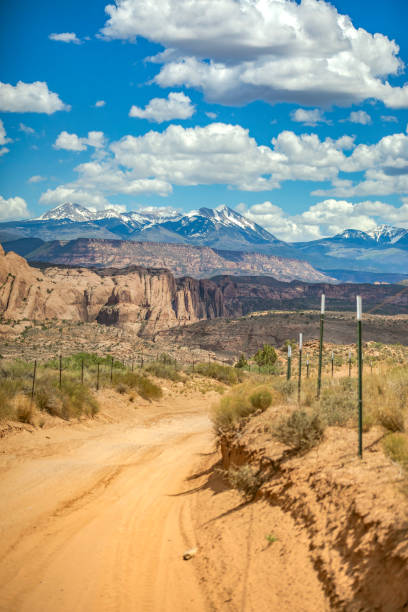 le montagne di la sal e molti altri strati sullo sfondo dal sentiero - sport magazine day usa foto e immagini stock