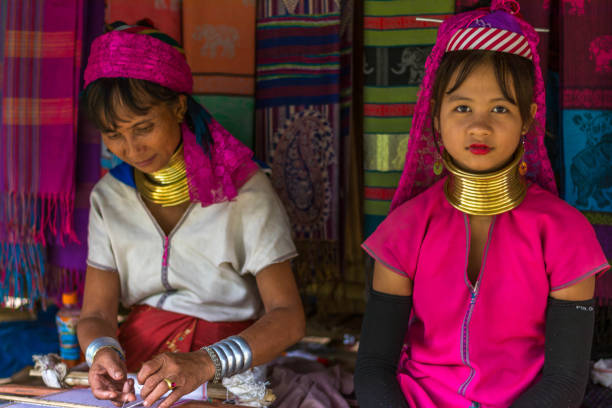 Long Neck Village in Thailand CHIANG MAI, THAILAND - July 10, 2017: Long Neck woman in a tribe near Chiang Mai in Northern Thailand. kayan neck rings stock pictures, royalty-free photos & images