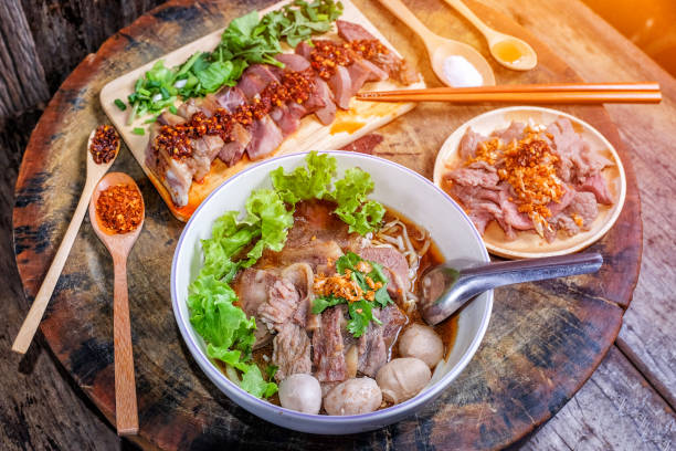 タイ料理ウッドの背景上の牛肉麺 - thai cuisine chili cilantro seasoning ストックフォトと画像