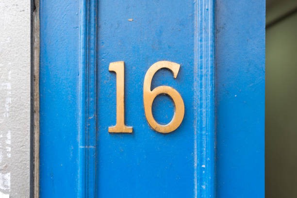 número 16 - house numbering fotografías e imágenes de stock