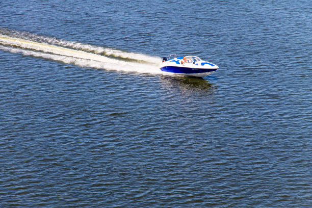 모터 보트 드니프르 강에 떠 있는 - sailing motorboating speedboat racing nautical vessel 뉴스 사진 이미지