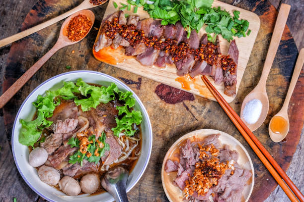 タイ料理ウッドの背景上の牛肉麺 - thai cuisine chili cilantro seasoning ストックフォトと画像