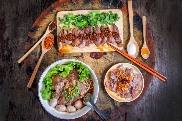 タイ料理ウッドの背景上の牛肉麺 - thai cuisine chili cilantro seasoning ストックフォトと画像