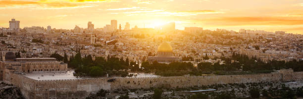 ciudad de jerusalén por puesta del sol - mount of olives fotografías e imágenes de stock