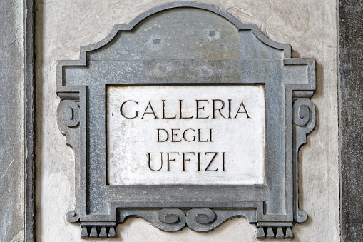 Galleria degli Uffizi calle firmar en pared Florencia photo