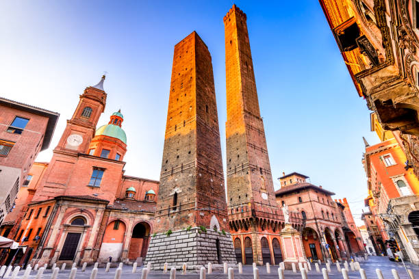 bologna, emilia-romagna - italy - two towers - building exterior built structure tower church imagens e fotografias de stock