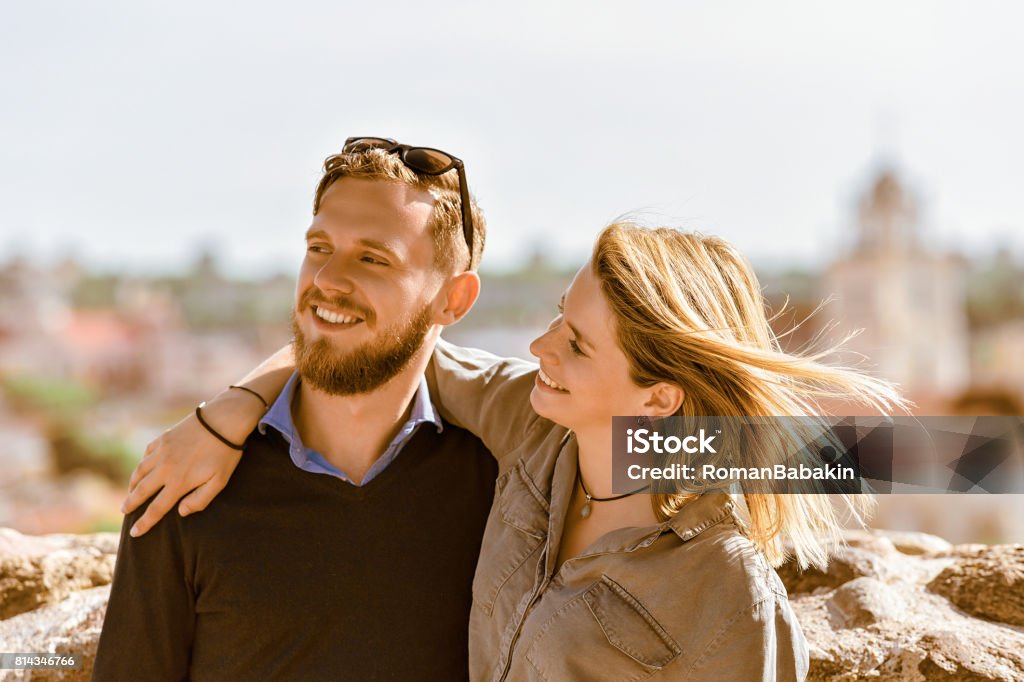 Souriant jeune frère et sœur étreindre - Photo de Soeur libre de droits