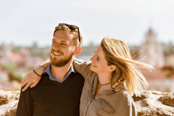 souriant jeune frère et sœur étreindre - soeur photos et images de collection