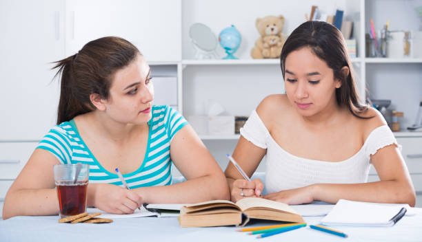 chicas adolescentes haciendo la tarea y discutir - m14 fotografías e imágenes de stock