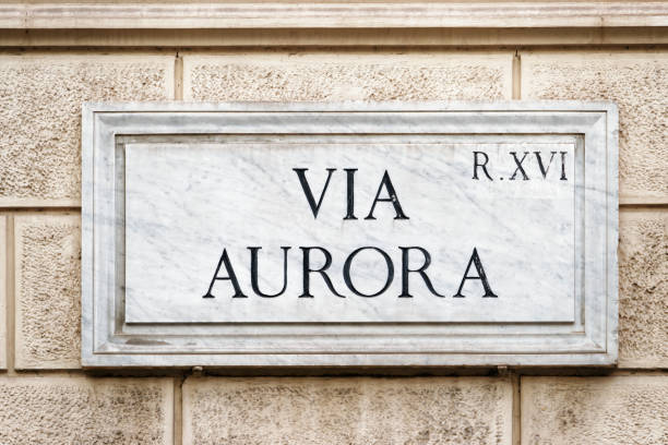 über aurora straßenschild an wand in rom - roman italian culture wall textured stock-fotos und bilder