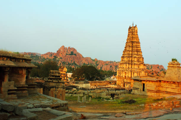 antigo templo de virupaksha em hampi, índia - shiv bangalore shiva god - fotografias e filmes do acervo