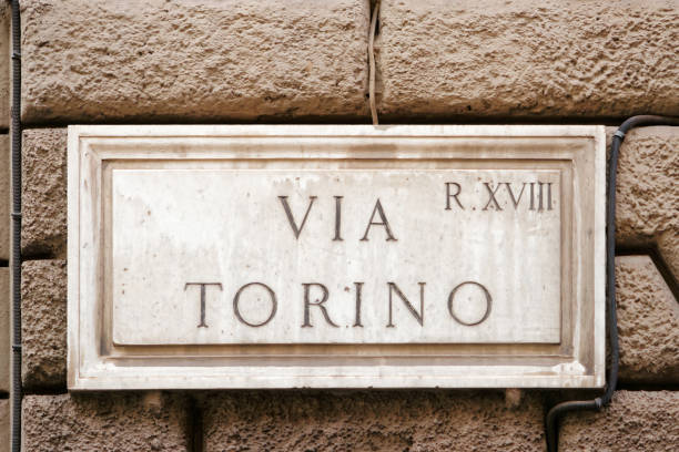 via torino straßenschild in wand in rom - roman italian culture wall textured stock-fotos und bilder