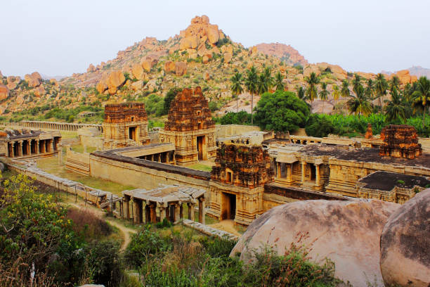 ruines du temple achyutaraya à hampi, en inde - shiv bangalore shiva god photos et images de collection