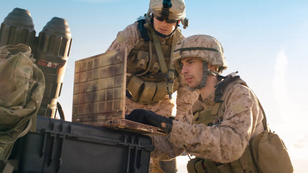 兵士たちは、砂漠での軍事作戦中に監視のラップトップ コンピューターを使用しています。 - armed forces audio ストックフォトと画像