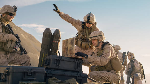 os soldados estão usando o computador de laptop para vigilância durante operação militar no deserto. - cut up audio - fotografias e filmes do acervo