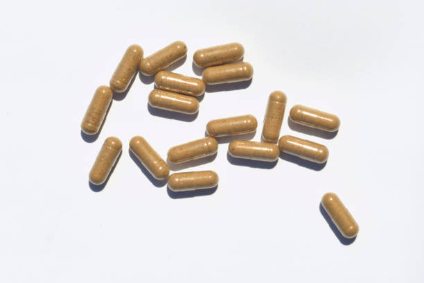 brown pílulas - painkiller vitamin pill full frame macro - fotografias e filmes do acervo
